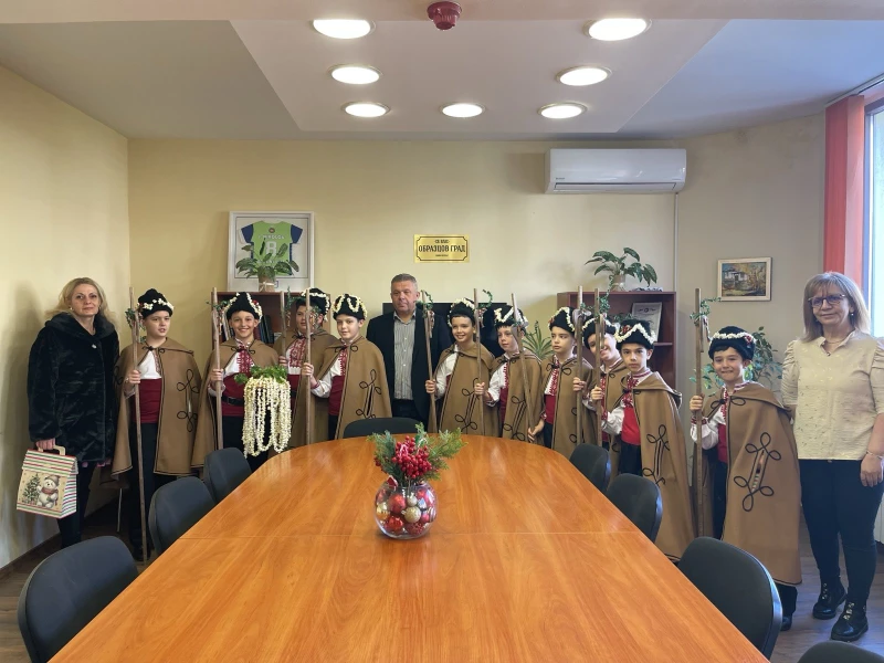 Коледни песни огласиха кметството на Свети Влас