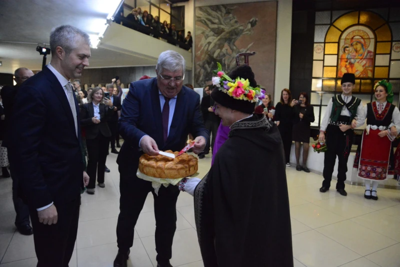 Коледарски песни и наричания изпълниха днешната сесия на ОбС-Варна