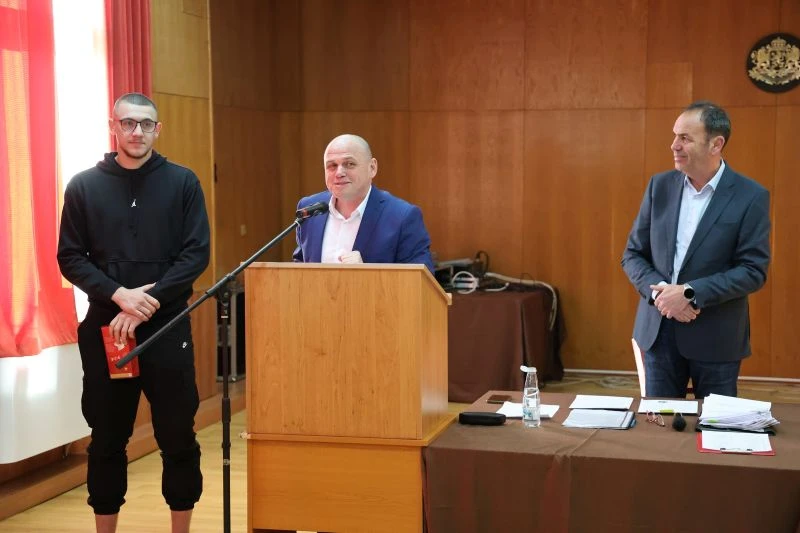 По необичаен и тържествен начин започна заседанието на Общински съвет – Банско