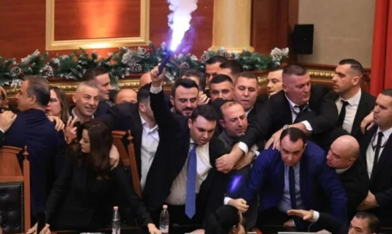 Балканска работа: Жесток бой в албанския парламент
