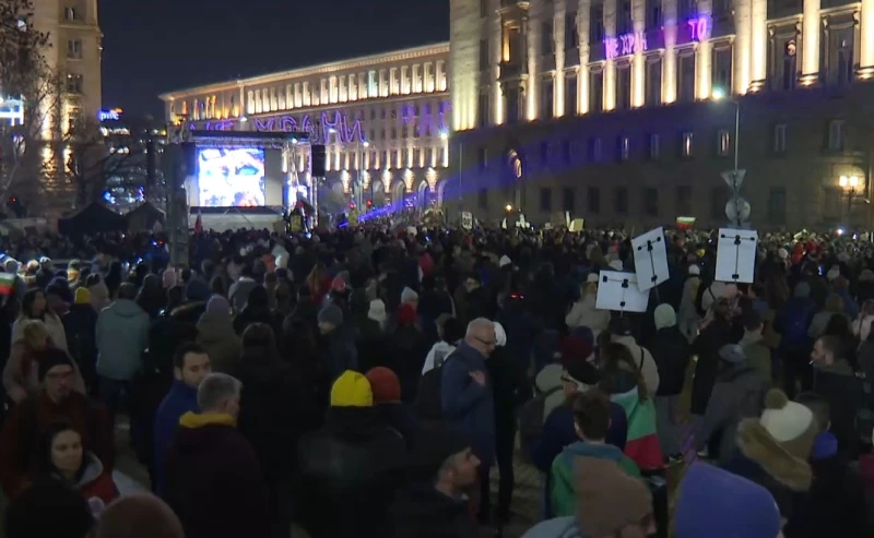 Пореден мащабен протест срещу Бюджет 2026: Граждани се събраха в "Триъгълника на властта" 