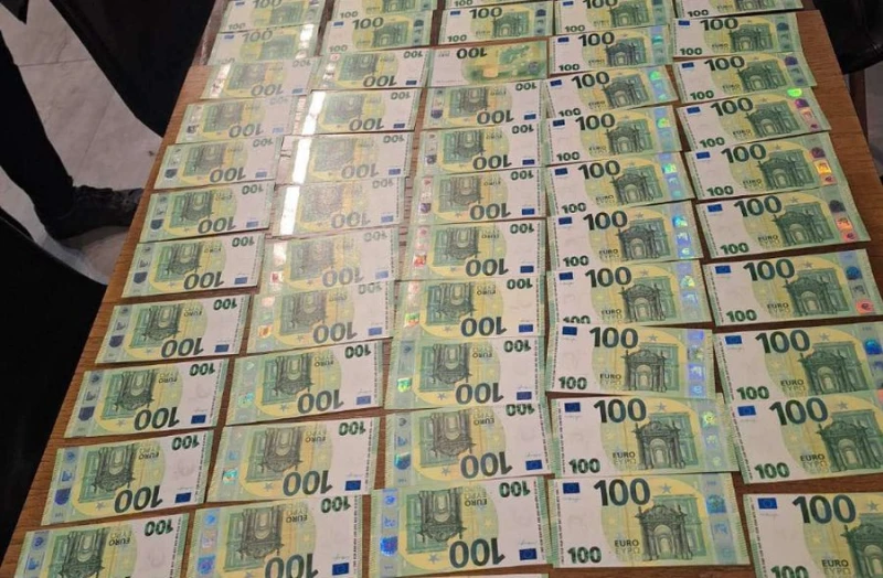 При спецакция задържаха трима с 10 000 фалшиви евро