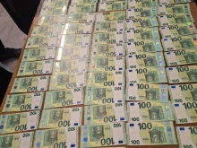 При спецакция задържаха трима с 10 000 фалшиви евро