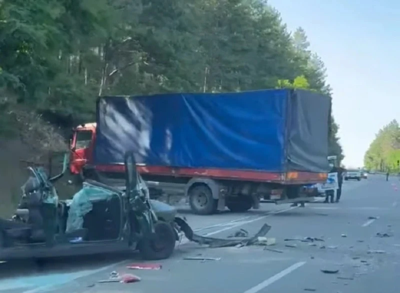 Трима пострадаха при катастрофа между автомобил и камион в Разложко