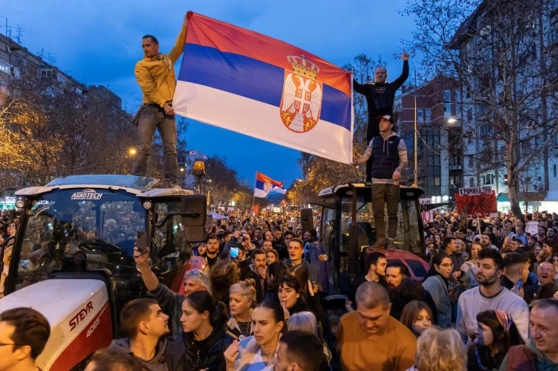 Паника в Сърбия! Масово обменят динари за евро
