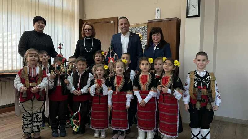Малки сурвакари гостуваха на благоевградския областен управител