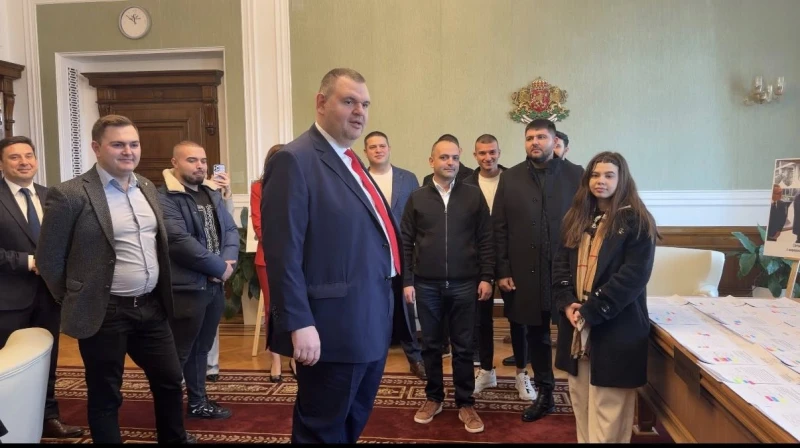 Пеевски посрещна младежи в "Музея на Сглобката" в НС
