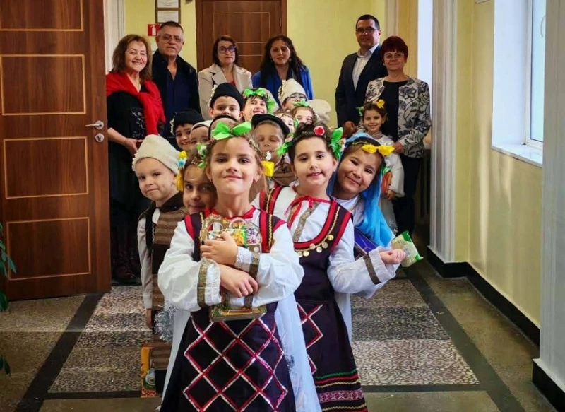 Коледари и сурвакари внесоха празнично настроение в Община Девин