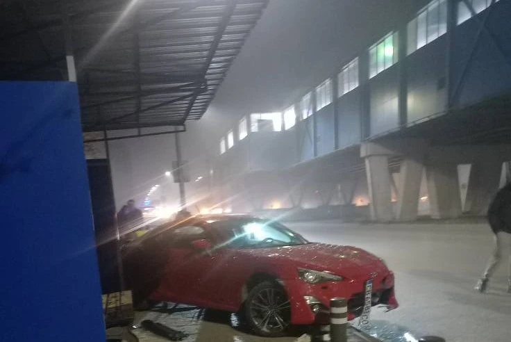 Автомобил се вряза в автобусна спирка в София