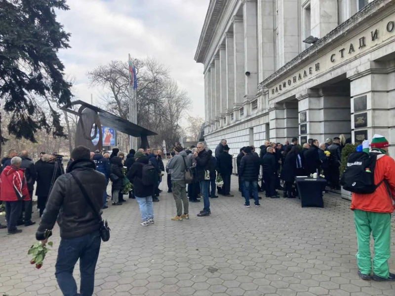 Започна поклонението пред великия Боян Радев
