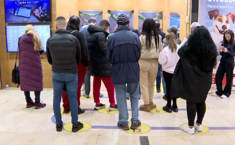 Огромни опашки! Българи: Нямаме избор, минаваме на евро - трябва да имаме кеш!
