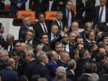 Размяна на юмруци в турския парламент