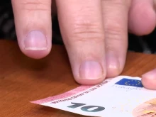БНБ помага на незрящите да различават фалшивите евро банкноти и монети