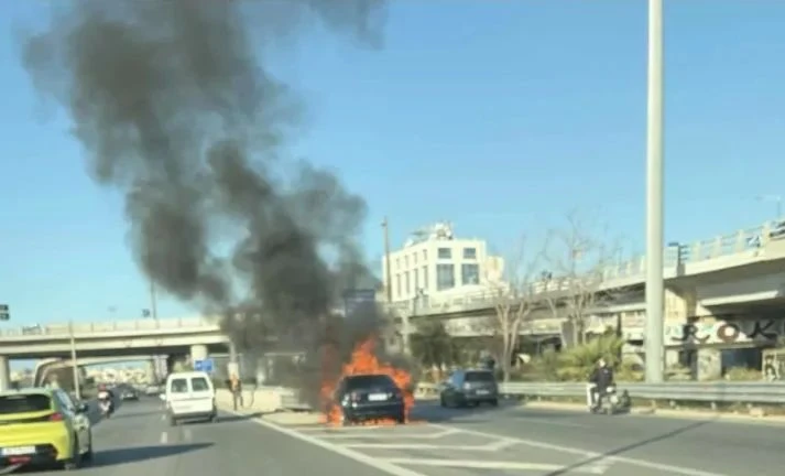 Лек автомобил се запали в движение в Гърция
