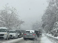 Задръстване на проход "Предела", има лед по платното за движение