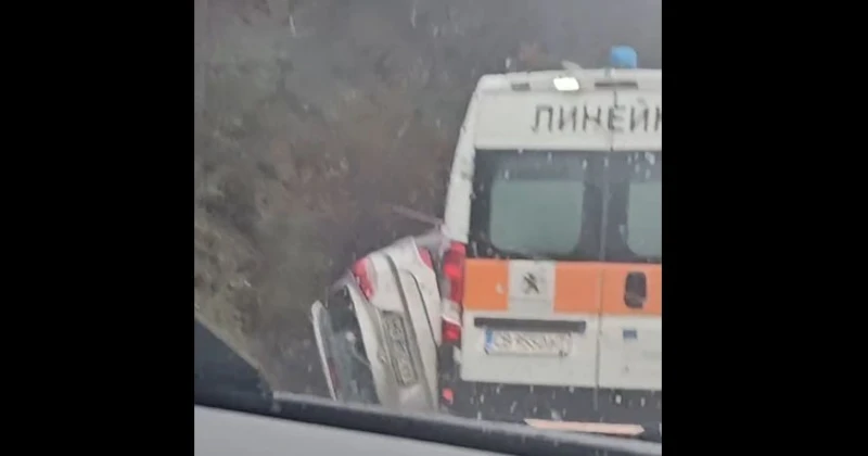 Обърната кола на пътя Слънчев бряг-Варна, има линейка