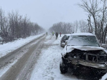 Челен удар между две коли, има пострадали деца