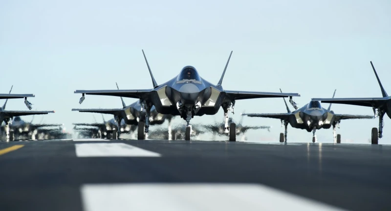 Defense Express: Половината от изтребителите F-35 не могат да летят, но Lockheed Martin все пак получиха "солидна" сума