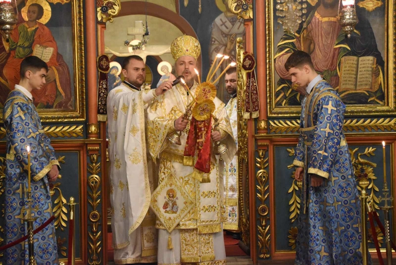 Русенци посрещнаха Рождество Христово в катедралния храм "Света Троица"
