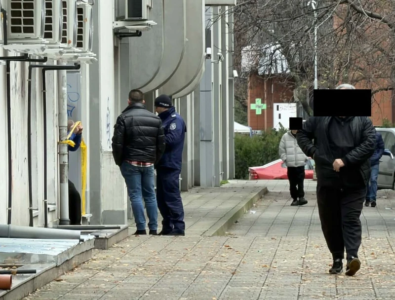 Гъмжи от полиция в центъра на Пловдив, открито е тяло на мъж