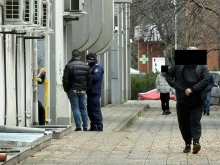 Гъмжи от полиция в центъра на Пловдив, открито е тяло на мъж