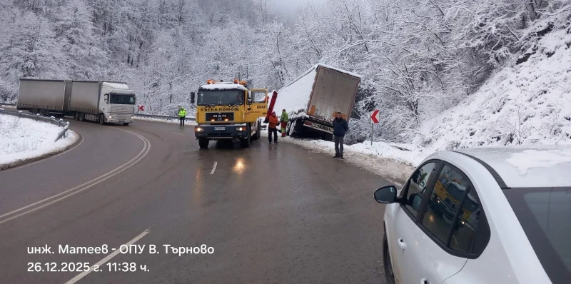Премахнат е камионът, който образува тапа в Прохода на Републиката