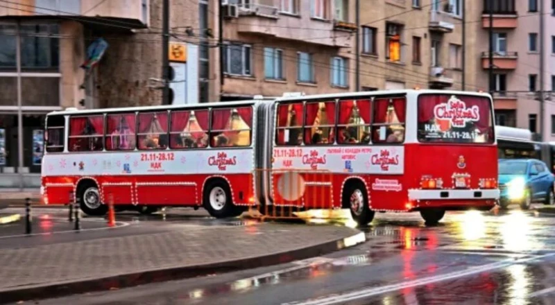 Продължава безплатната коледна атракционна линия с ретро автобуси в София