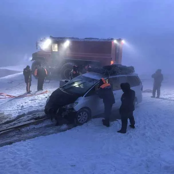 Автомобил пропадна под леда на река в Якутия, има загинали