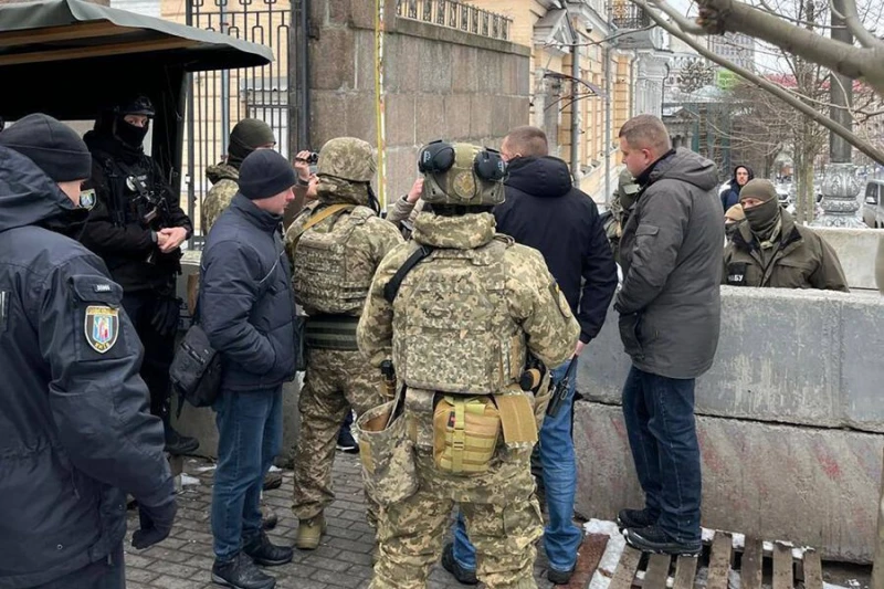 Сблъсък между бойци от държавната сигурност и НАБУ пред сградата на Върховната рада на Украйна