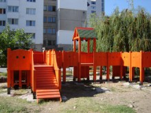 Откриват детска площадка пред сградата на Областна администрация