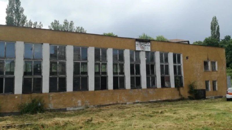 В Бобов дол ремонтират залата по борба
