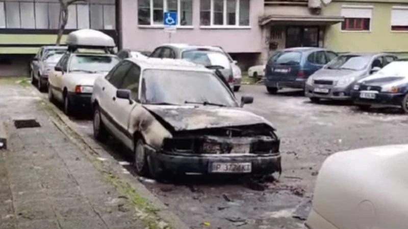 "Ауди" изгоря напълно пред жилищен блок в Русе