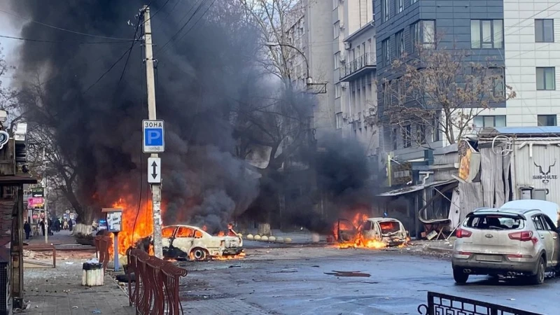 Русия с масирана атаките срещу Украйна точно преди преговорите, поразена е Одеса и Херсонската ТЕЦ, десетки ранени