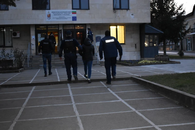 Горнооряховчанин блъсна полицай и патрулка, задържаха го за 24 часа