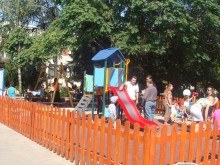 С водосвет и концерт откриха нова детска площадка в "Централен"