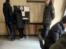 Любезни дами обслужват експедитивно чакащи на опашки в полицията