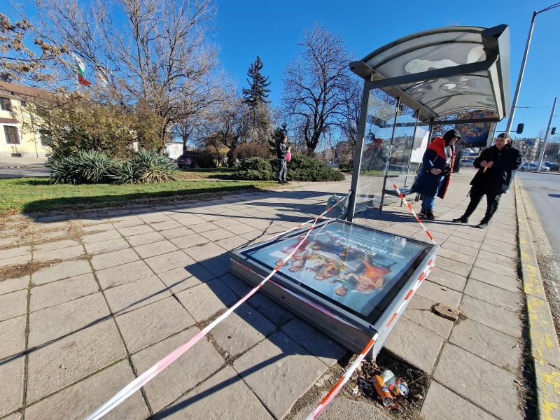 След силния вятър: Стъклена част от спирка на градския транспорт в столицата падна на тротоара