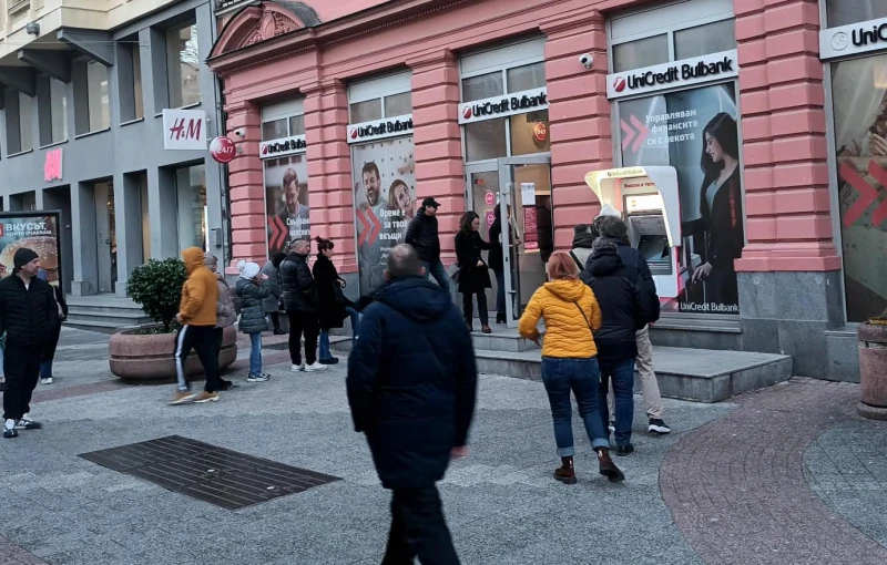 Пловдивчани посегнаха към "Бурканбанк", станаха опашки