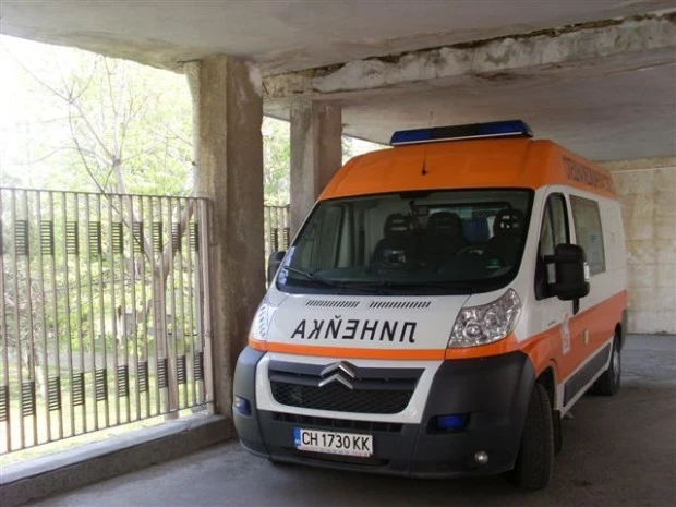 Кола се озова в крайпътно дере по пътя за Бузлуджа, двама души са пострадали
