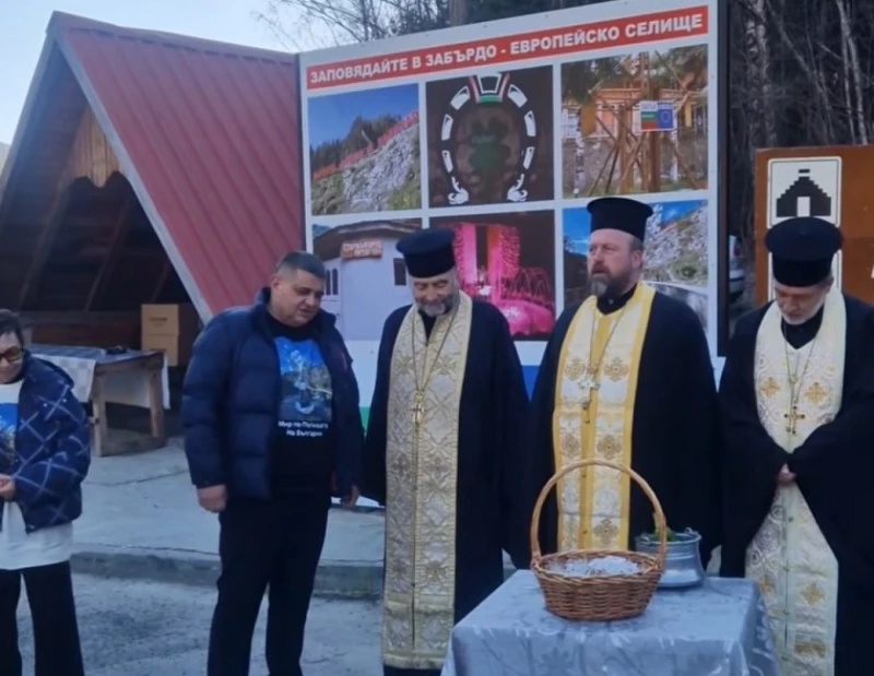 Молебен и курбан за по-малко жертви по пътищата събра десетки на разклона за село Забърдо