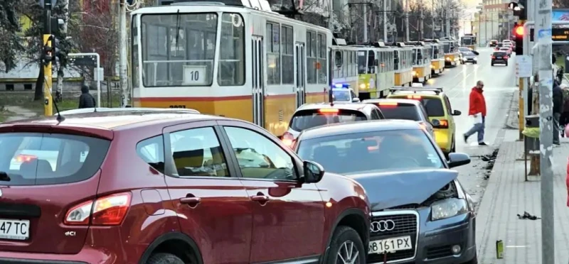 Бул. "Черни връх" в София е блокиран заради катастрофа