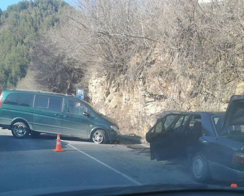 Бус и автомобил са се ударили в смолянско село, в едната кола е пътувало бебе