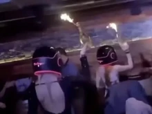 Ужасяващи кадри показват момента, в който шампанско с бенгалски огън се разнася по масите в опожарения бар в Швейцария