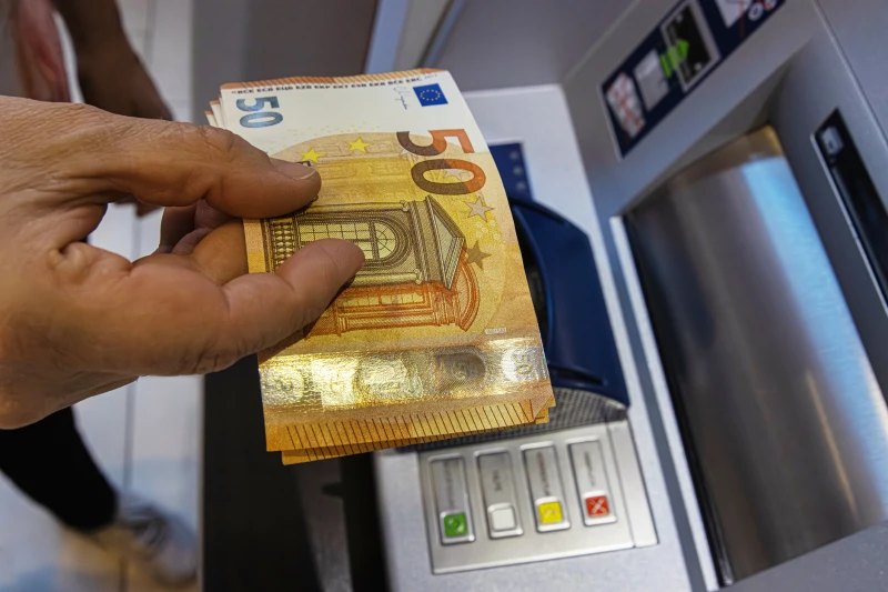 При внасяне на суми в банката над 5000 евро се изисква декларация за произход на средствата
