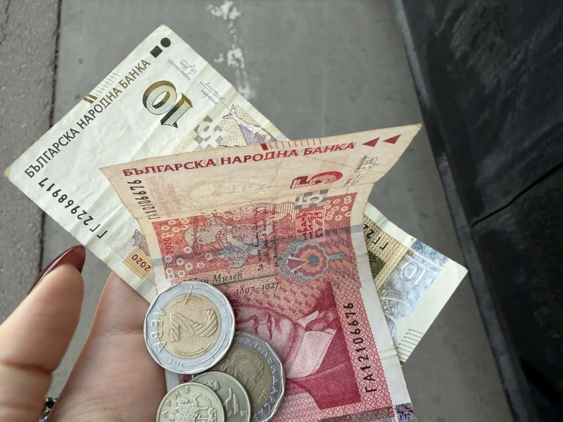 Масово магазини и бензиностанции връщат в лева, няма евро. На места касите са разделени