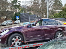 Кадри на автомобила, върху който падна дърво и уби майка на две деца