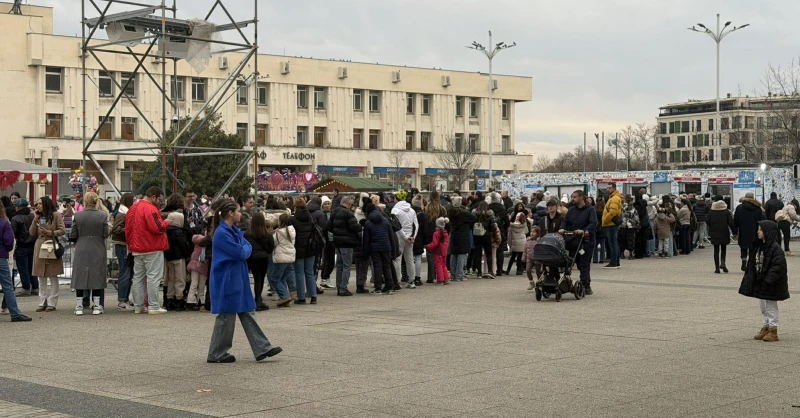 Огромна опашка се изви пред най-предпочитаното място в Пловдив