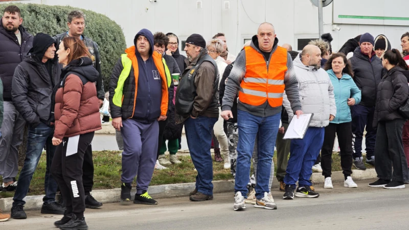 След смъртта на семейство и опит за бягство, граждани блокираха път в Нова Загора