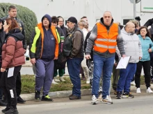 След смъртта на семейство и опит за бягство, граждани блокираха път в Нова Загора