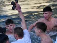Община Асеновград дава 10 литра вино и 100 евро на смелчагата, хванал кръста на Богоявление